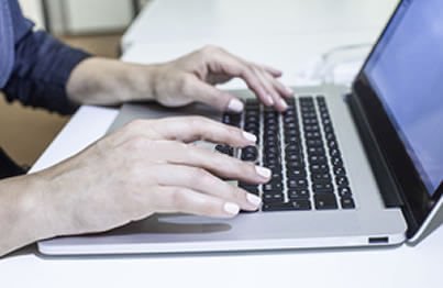Persona en la computadora de gestión y Control de la información de la empresa
