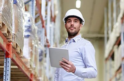 Persona controlando la gestión de logística e inventarios de la empresa