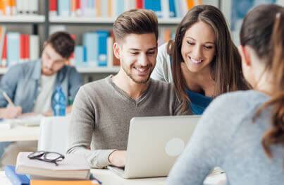 Alumno desfrutando de una aplicación de gestión de universidades e instituciones educativas